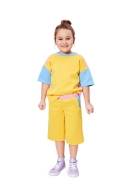 Modell trägt eine praktische Kinderhose in zwei Längen genäht nach dem Schnittmuster 9182 von Burda