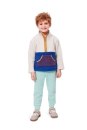 Modell trägt ein warmer Kinderpullover mit Kängurutasche und Reißverschluss genäht nach dem Schnittmuster 9183 von Burda