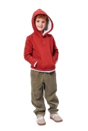 Modell trägt ein warmer Kindersweater mit Knopfleiste genäht nach dem Schnittmuster 9185 von Burda