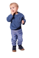 Modell trägt eine bequeme Kinderhose mit breitem Bund genäht nach dem Schnittmuster 9187 von Burda