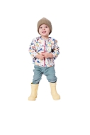 Modell trägt eine hübsche Kinderjacke mit vorderem Reißverschluss und Kapuze genäht nach dem Schnittmuster 9188 von Burda