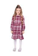 Modell trägt ein niedliches Mädchenkleid mit Raglanärmeln genäht nach dem Schnittmuster 9189 von Burda